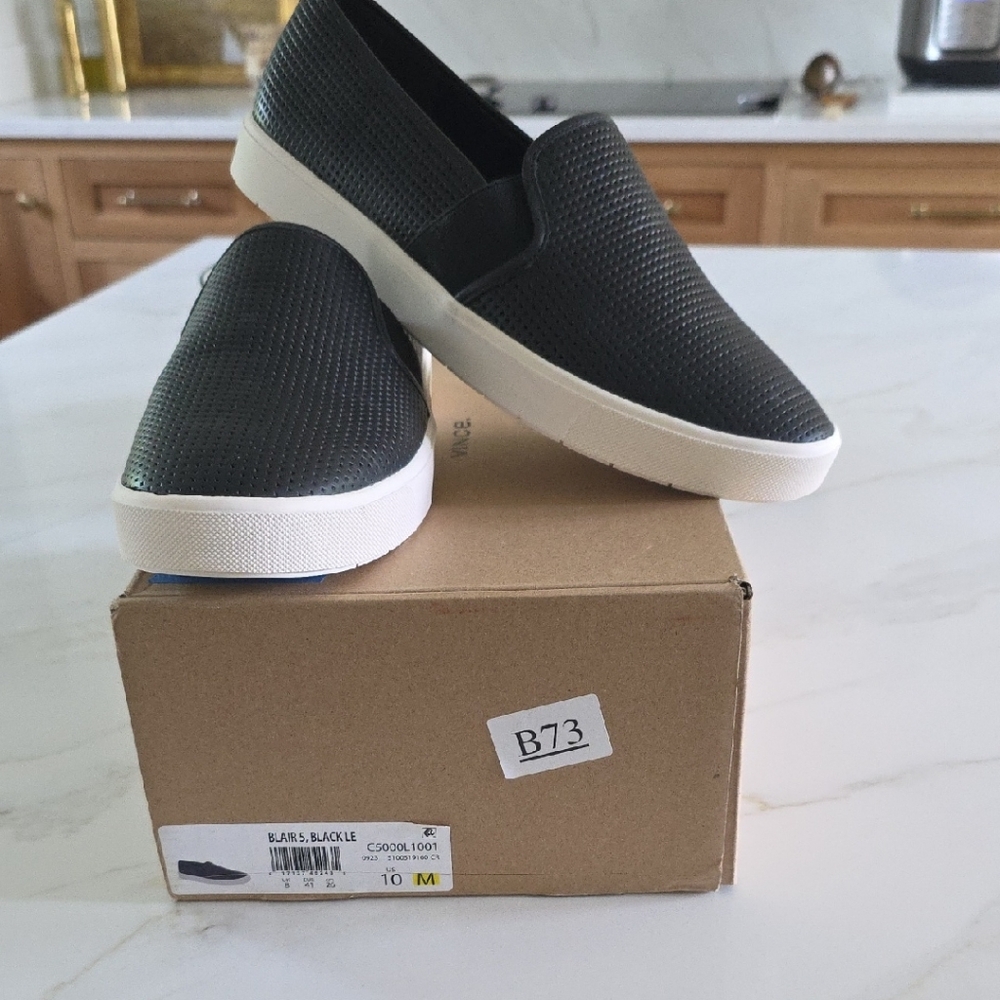 NiB Vince Blair 5 Leathet Black Slip-On  Shoes. Never Worn. Current Style.